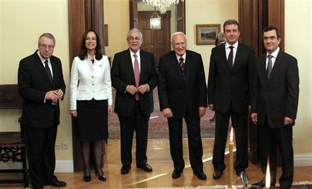 Κοίτα χαμόγελο η Διαμαντοπούλου...λες και την έχουν πάει σχολική εκδρομή!!!! Αμ ο Μπαμπινιώτης... νευροκαβαλίκεμα έχει;;;