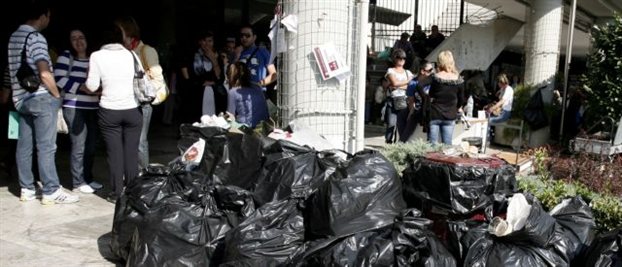 Σκουπίδια παντού «κοσμούν» το Αριστοτέλειο καθώς η απεργία των υπαλλήλων συνεχίζεται επί δύο μήνες