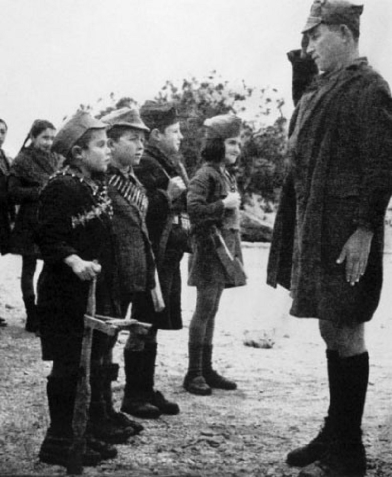 Παιδιά, ποὺ εἶτε μὲ ἐκβιασμούς, ἀπειλῶντας γιὰ τὴν ζωή τους, εἶτε ἀπὸ ἁπλῆν ἀνεγκεφαλίτιδα, συνεστρατεύθησαν μὲ τὶς δυνάμεις τῶν κτηνῶν, πρὸ κειμένου νὰ περάσουν στὴν πρώτη γραμμὴ τοῦ πυρὸς καὶ νὰ σφαγιασθοῦν κυριολεκτικῶς... Ὅσα γλύτωσαν κατέληξαν Ταλιμπᾶν...