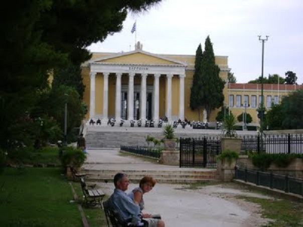 Η πλατεία με το Ζάππειο και τη νέα του διακόσμηση