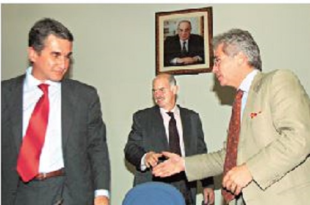 Με τον υπουργό Οικονομικών κ. Γ. Παπακωνσταντίνου (αριστερά). Ο κ. Ρόντος έχει εργαστεί και στην Παγκόσμια Τράπεζα