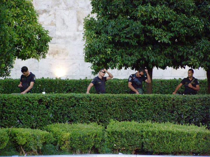 Οἱ πραιτωριανοὶ εὐτυχῶς μείναν νὰ ξύνονται μακριά μας ...