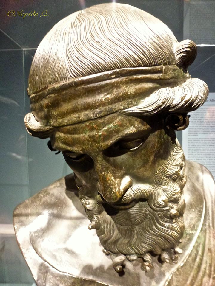 Μία χάλκινη προτομή.