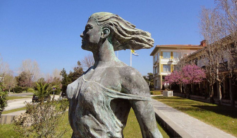 Ψάχνει ἕνα μέλλον...