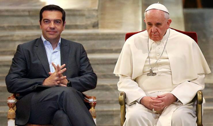 Εδώ, με καρώ πουκάμισο και σακάκι με ψηλό πέτο.