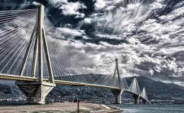 Διαβαίνοντας τὰ ὅρια τῆς Πατρίδος…