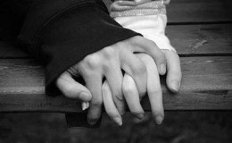 Ἄν δὲν κρατᾶμε ὁ ἕνας τὸ χέρι τοῦ ἄλλου…