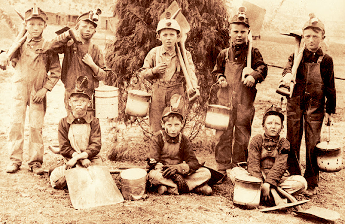 Στα ορυχεία της Αμερικής πολλά μικρά παιδιά-θύματα ακραίας εκμεταλλεύσεως προσέφεραν τον κόπο τους έναντι πενιχρής αμοιβής