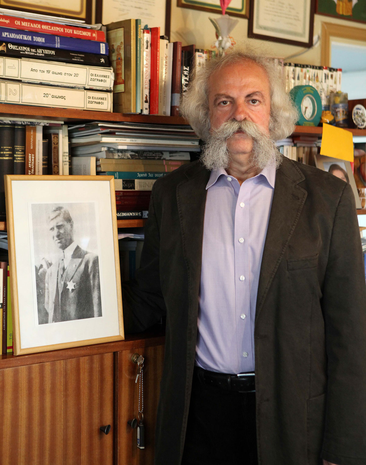 Αγέρωχος δίπλα στο πορτρέτο του «Λέοντα της Κρήτης» στέκεται ο απόγονός του, Γιώργος Σταυρουλάκης