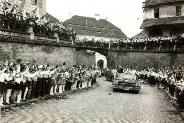  Ημέρες δόξας. Υποδοχή του Τσαουσέσκου στο Σίμπιου, ιδιαίτερη πατρίδα της Ντέλια Βελκουλέσκου (1967) 
