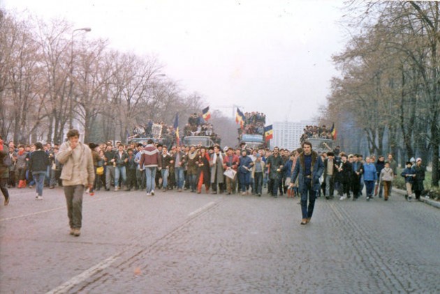 Σκηνές από το εξεγερμένο Βουκουρέστι του 1989, καταγεγραμμένες από τον φακό του συναδέλφου (στην «Εφ.Συν.») Νικόλα Ζηργάνου: διαδηλωτές στην κεντρική λεωφόρο.