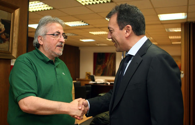 2012: Ο πρόεδρος της ΓΣΣΕ, Γιάννης Παναγόπουλος και ο υπουργός Εργασίας, Γιάννης Βρούτσης, έχουν κάθε λόγο να είναι χαρούμενοι αφού συμφώνησαν να μην πειραχθούν οι....συνδικαλιστικές συντάξεις. 