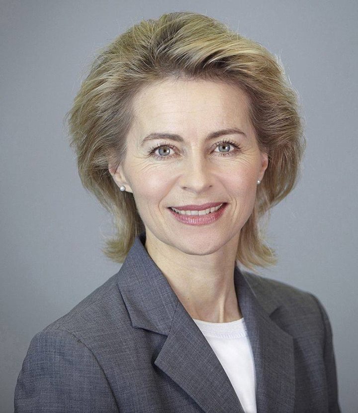 Ursula von der Leyen, υπουργός αμύνης της Γερμανίας και μητέρα 7 παιδιών.