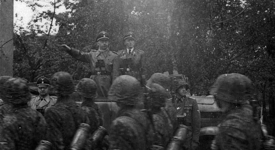 Στὴν φωτογραφία: Ukrainian volunteers of the 14th Waffen Grenadier Division-SS Galitsia march past (L to R) Fritz Freitag, Heinrich Himmler and Otto Wachter