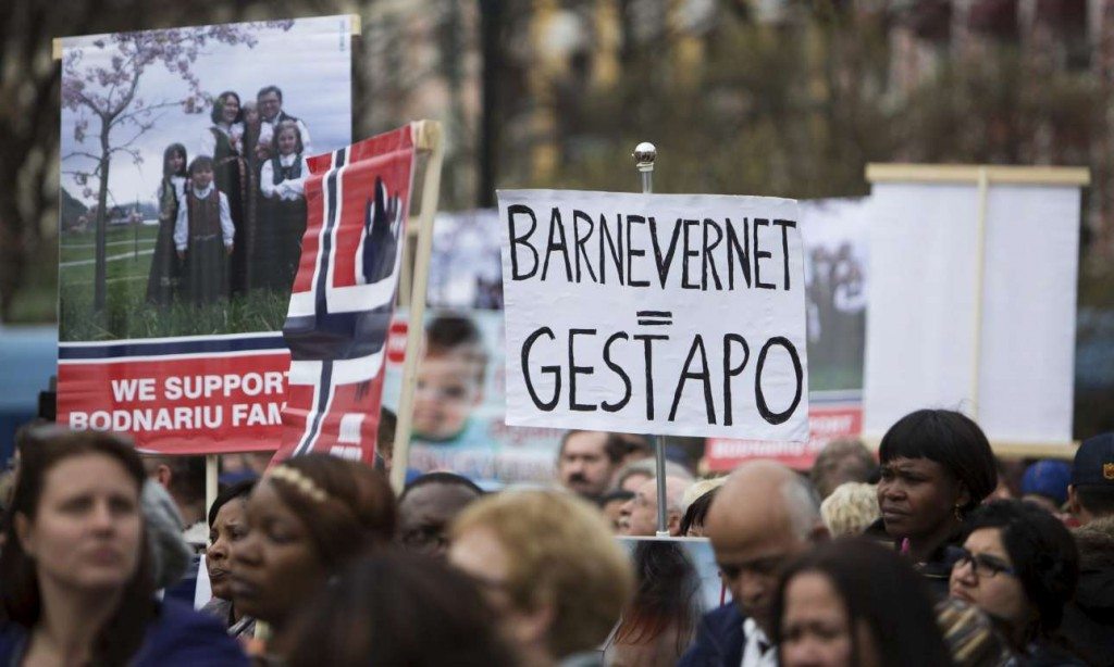 Διαδηλωτές παρομοιάζουν την νορβηγική υπηρεσία παιδικής προστασίας «Barnevernet» με την Γκεστάπο (REUTERS/Ole Berg-Rusten)