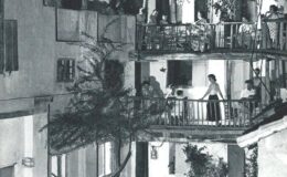 Δὲς δίπλα σου…